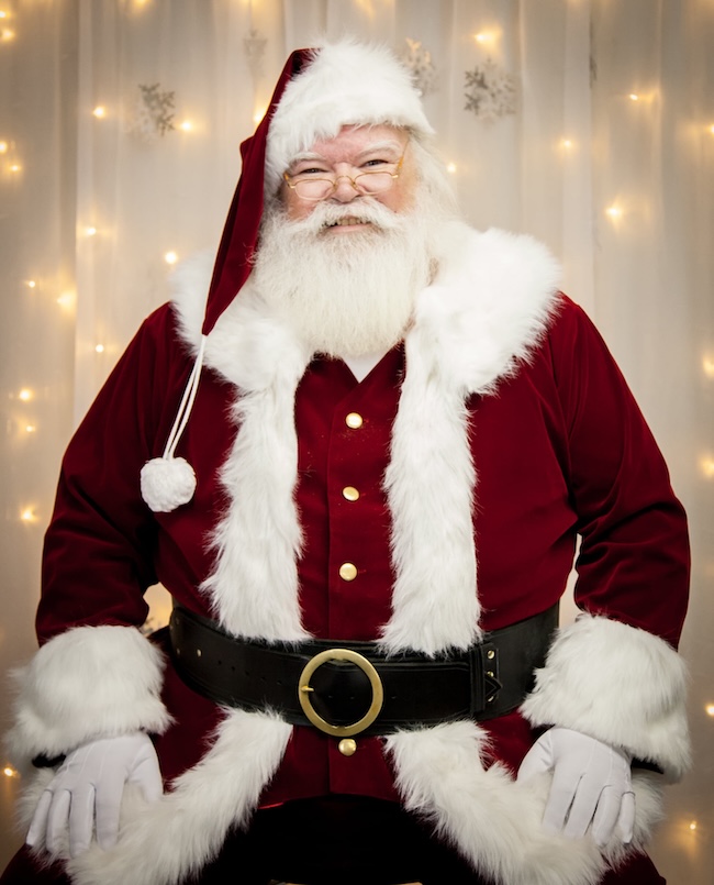 Santa Gee 3:4 sitting